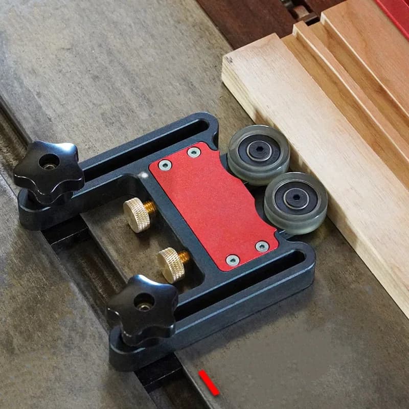Poussoir de sécurité à galets réglables pour scie sur table